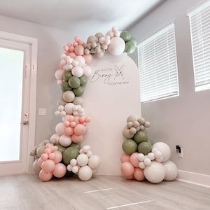 Arco di palloncini rosa e salvia, ghirlanda di eucalipto e crema, decorazione per feste in stile boho pastello, coniglio, baby shower, compleanno, alcuni conigli, selvaggio, uno, due, polveroso, scuro