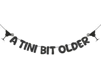 Banner de cumpleaños de A Tini Bit Older Decoración para fiesta de martini Viaje de chicas Hito Martinis y bikinis Espresso Martini Despedida de soltera Fiesta en la piscina DIY