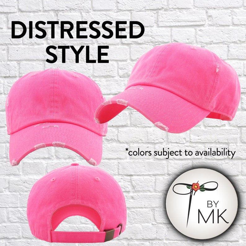 Op de afbeelding: Drie roze distressed baseballpetten. De petten hebben een rafelige rand en zijn gemaakt van een zachte katoenen stof. De tekst "DISTRESSED STYLE" staat bovenaan de afbeelding. De tekst "*colors subject to availability" staat onderaan de afbeelding. De tekst "BY MK" staat in een cirkel met een bloem en een naald en draad.