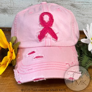 Gorro con lazo rosa desgastado: Concientización sobre el cáncer de mama