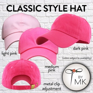 Op de afbeelding: Drie klassieke baseballpetten in verschillende roze tinten: lichtroze, middelroze en donkerroze. De petten hebben een verstelbare metalen clip aan de achterkant. De afbeelding bevat de tekst "CLASSIC STYLE HAT" en "BY MK".