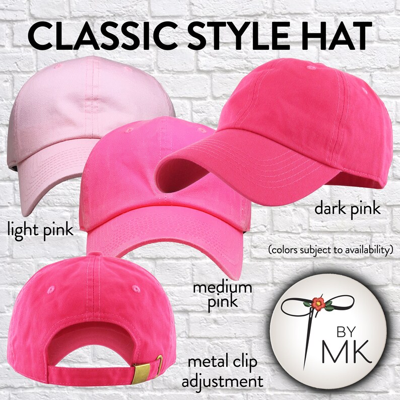 Op de afbeelding: Drie klassieke baseballpetten in verschillende roze tinten: lichtroze, middelroze en donkerroze. De petten hebben een verstelbare metalen clip aan de achterkant. De afbeelding bevat de tekst "CLASSIC STYLE HAT" en "BY MK".