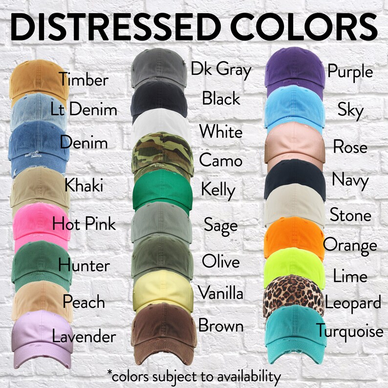 Op de afbeelding: Een tabel met distressed baseballcaps in verschillende kleuren, waaronder hout, denim, kaki, roze, hunter, perzik, lavendel, donkergrijs, zwart, wit, camouflage, kelly, salie, olijf, vanille, bruin, paars, hemelblauw, roze, marine, steen, oranje, limoen, luipaard en turquoise. De tekst "DISTRESSED COLORS" staat bovenaan de tabel. De tekst "*kleuren onder voorbehoud van beschikbaarheid" staat onderaan de tabel.