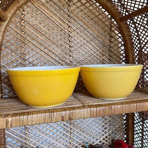 Vintage Bright Yellow or Light Yellow 402 Pyrex Mixing Bowl Ovenware 1.5 Quart MCM Kitchen