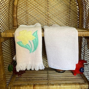 Vintage Baby Pink Daffodil Tastemaker Wash Cloth & Hand Towel 60s 70s Towels