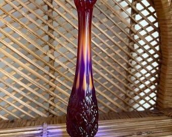 Vintage Fenton robijnrode cadmiumgloed 7,5 inch gezwenkte vaas MCM-glaswerk