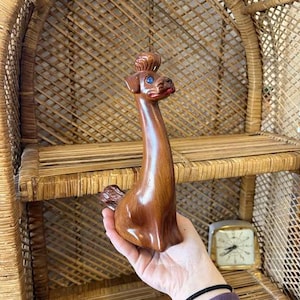 Vintage midcentury poedelhondbeeldje met lange nek en hondenfiguur van imitatiehout
