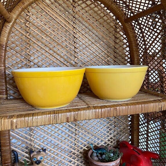 Vintage Bright Yellow or Light Yellow 402 Pyrex Mixing Bowl Ovenware 1.5 Quart MCM Kitchen