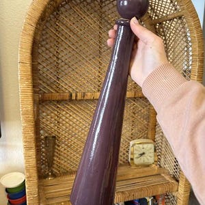 Vintage hoge ondoorzichtige paarse genie glazen fles met ronde stop Jaren 70 karaf glaswerk MCM