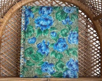 Álbum de fotos grande estilo años 70, azul y verde, con temática del movimiento Flower Power, 11 1/2 x 9 1/2 pulgadas.