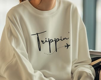 Sudadera de viaje, Trippin con un bonito diseño de avión, acogedores días de viaje, varios colores, sudadera unisex, regalo de viajero, cuello redondo de avión
