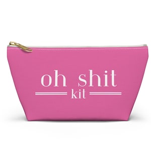 Estuche para accesorios y maquillaje Oh Shit Kit, con base en T, color rosa con letras blancas, cierre de cremallera blanco o negro, tamaño perfecto para llevar en el bolso o la cartera de viaje