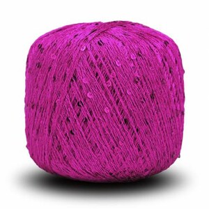 Pu&ograve; includere: Un gomitolo di filato magenta con paillettes intrecciate nel filato.