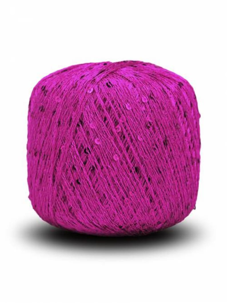 Pu&ograve; includere: Un gomitolo di filato magenta con paillettes intrecciate nel filato.