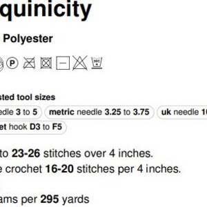 Puede incluir: Texto blanco sobre fondo negro: "Sequinicity" y "100% Poli&eacute;ster." Se indican tama&ntilde;os de herramientas sugeridos, incluyendo agujas m&eacute;tricas 3,25 a 3,75 y ganchillo D3 a F5. El texto detalla tambi&eacute;n puntos de tejido y ganchillo simple por 10 cm.