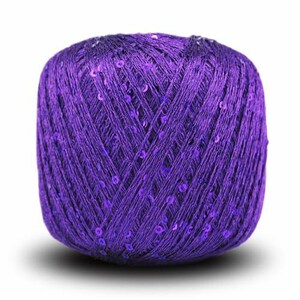 Pu&ograve; includere: Un gomitolo di filato viola con paillettes intrecciate nel filato.