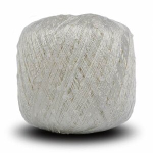 Puede incluir: Una madeja de hilo blanco, bien enrollada con una superficie texturizada. El hilo parece tener un ligero brillo, lo que sugiere una mezcla de materiales. Ideal para tejer, hacer ganchillo u otras manualidades.