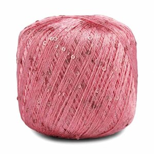 Pu&ograve; includere: Un gomitolo di filato rosa con paillettes intrecciate nel filato.