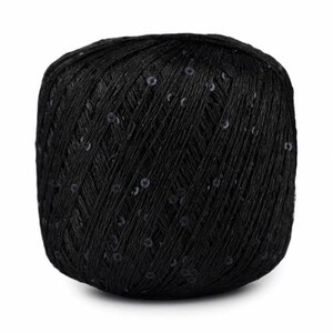 Puede incluir: Una madeja de hilo negro con lentejuelas incrustadas. El hilo est&aacute; enrollado firmemente, creando una forma compacta y redondeada. Las lentejuelas a&ntilde;aden un brillo sutil al material oscuro, adecuado para varios proyectos de manualidades.