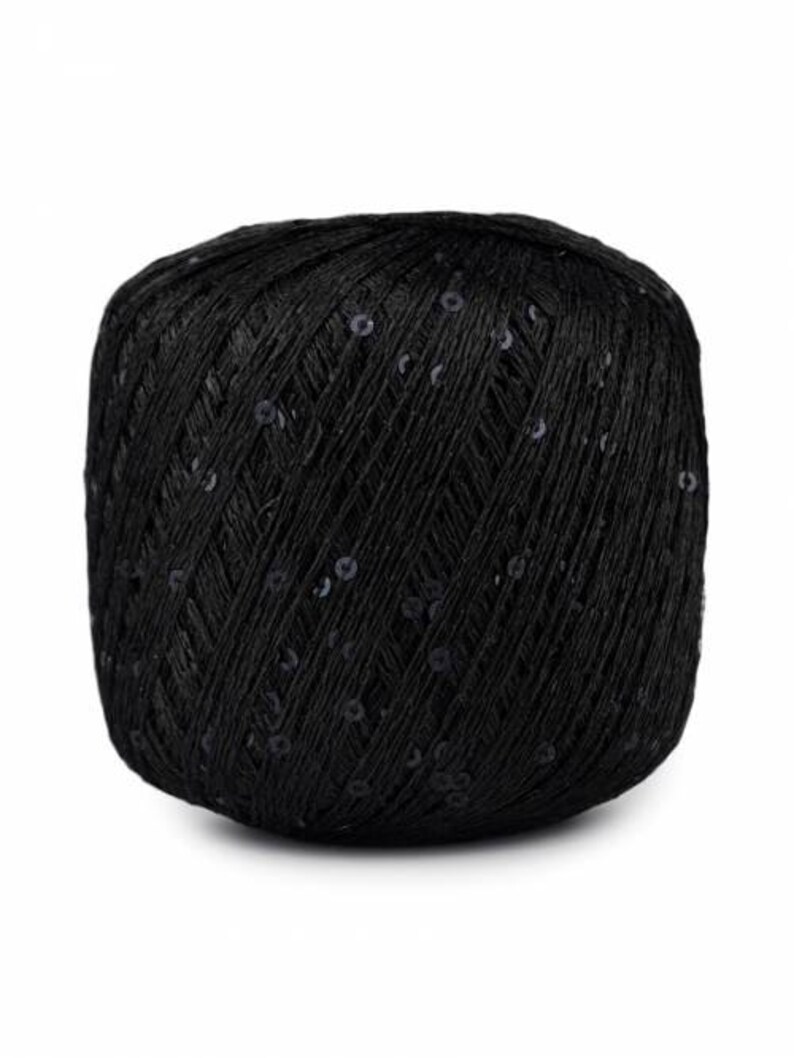 Puede incluir: Una madeja de hilo negro con lentejuelas incrustadas. El hilo est&aacute; enrollado firmemente, creando una forma compacta y redondeada. Las lentejuelas a&ntilde;aden un brillo sutil al material oscuro, adecuado para varios proyectos de manualidades.