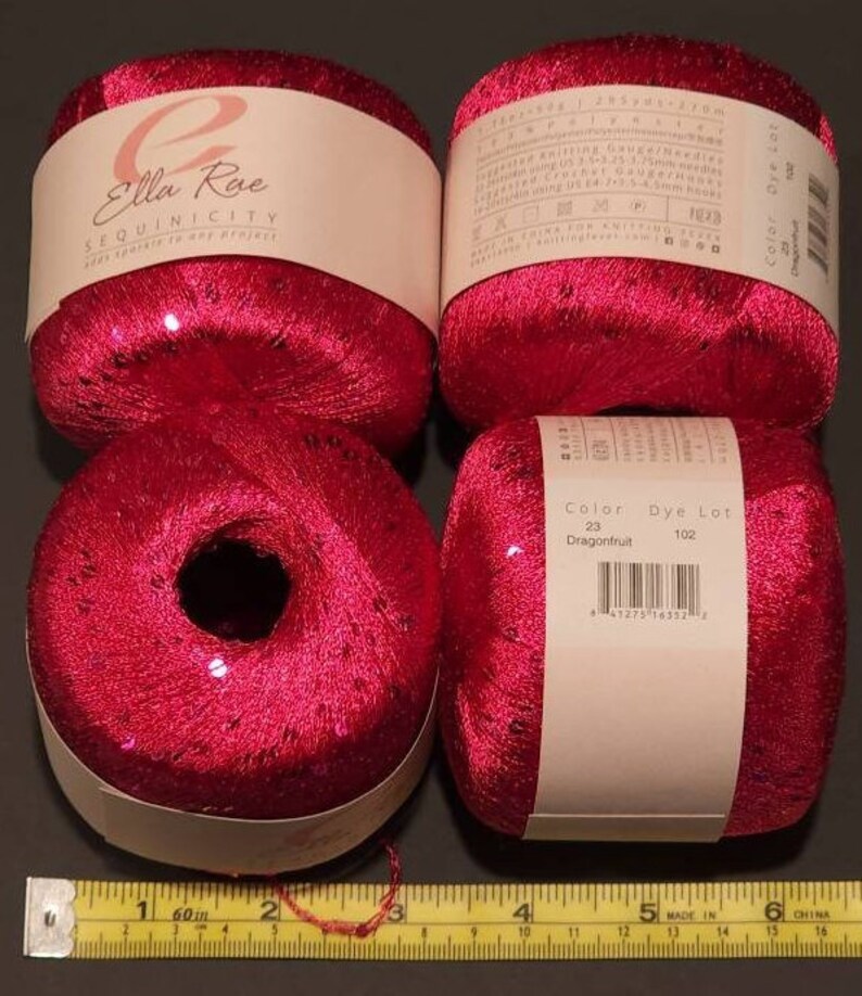 Pu&ograve; includere: Quattro rocchetti di filo rosa con paillettes. Il filo &egrave; etichettato "Ella Rae Sequinicity" e "Color 23 Dragonfruit, Dye Lot 102".