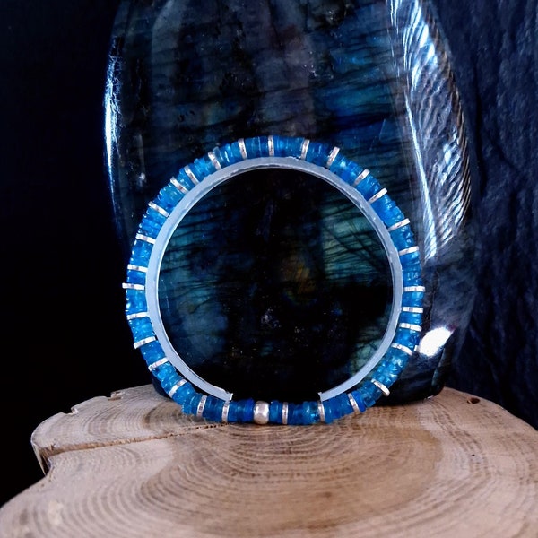 Bracelet Minimaliste en Perles Heishi d'Apatite Neon et d'Argent Sterling - Cadeau Pour Homme - Bijoux Artisanaux Par Minerals Paris