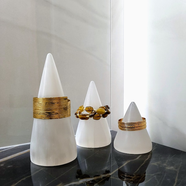 Selenite Tower - Bracelet Display - Gemstone Display - Bracelet Cone - Bracelet Holder - Bracelet Stand - Minerals Paris