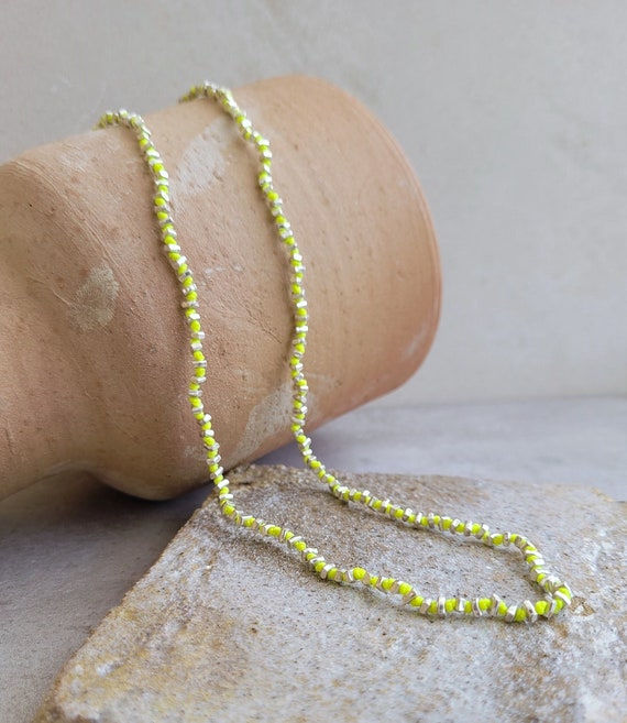 Joyería Original Collar de Macramé Neón con Cuentas de Plata de