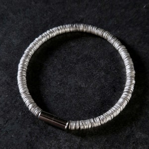 Seltenes Fundstück! Minimalistisches Armband aus unregelmäßigen Heishi-Perlen aus Sterlingsilber (4,5 mm) • Geschenk für Männer • Originaler, handgefertigter Schmuck