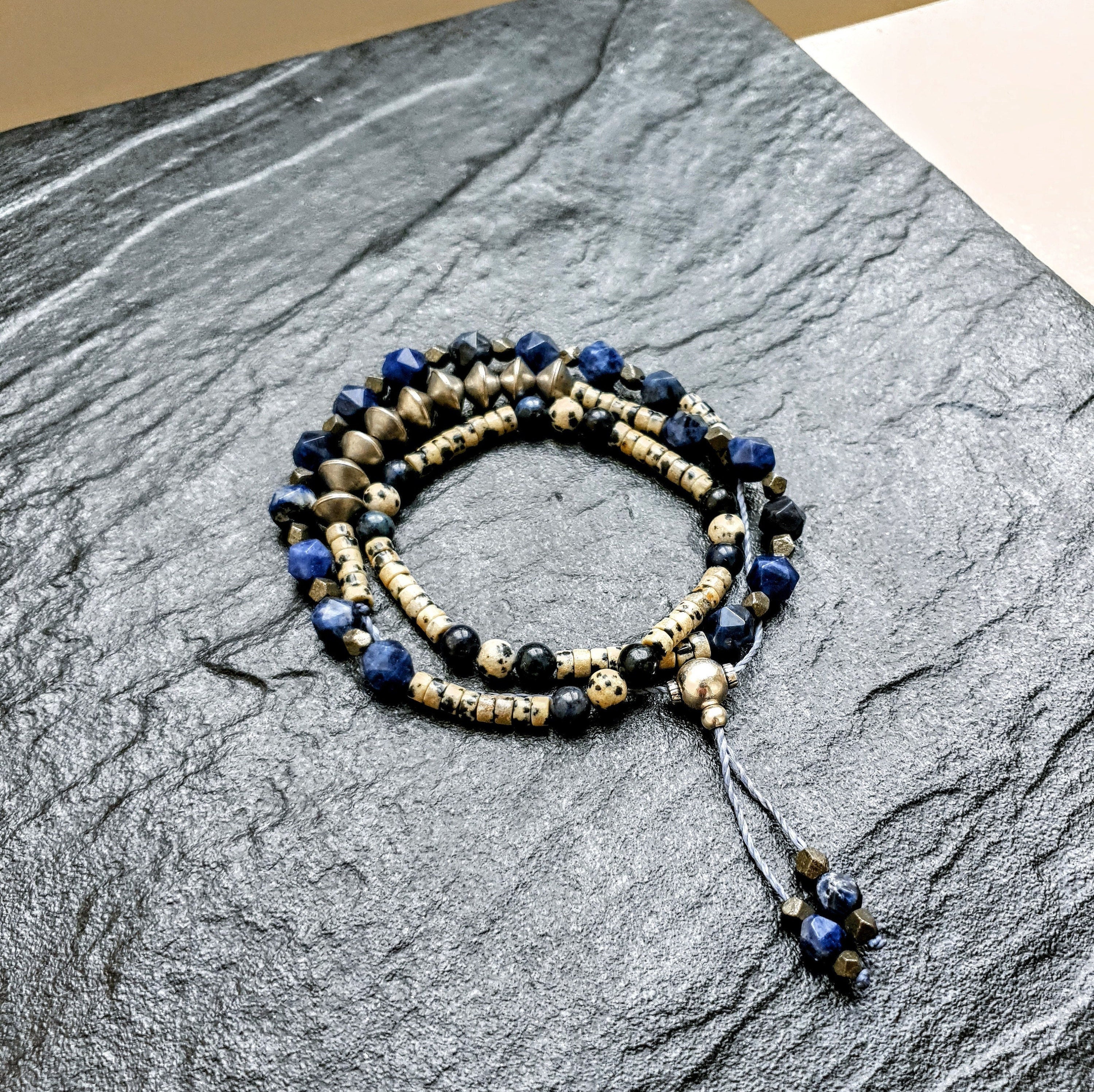 Armband mit 3 Windungen / verstellbare Halskette aus feinen Steinen und  silbernem Mala-Typ. Weibliches Modell. Handgefertigt in Paris. Ref. B3TMALA  - .de