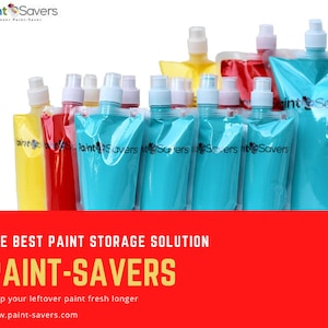Op de afbeelding: Een set kleurrijke, herbruikbare verfbewaarcontainers met een tuit voor gemakkelijk gieten. De containers zijn geëtiketteerd met "Paint Savers" en zijn ontworpen om overgebleven verf langer vers te houden. De tekst "THE BEST PAINT STORAGE SOLUTION PAINT-SAVERS Keep your leftover paint fresh longer www.paint-savers.com" wordt onder de containers weergegeven.