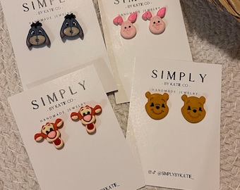 Pendientes de arcilla polimérica de 100 Acre Woods / Joyería hipoalergénica / Inspirados en Winnie the Pooh / Parques temáticos / Inspirados en la magia / Pendientes de botón