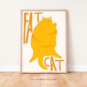 以下が含まれることがあります： オレンジ色の大きな猫と、オレンジ色のブロック文字で「FAT CAT」という文字が描かれた、額入りのアートプリント。猫は白い背景を背景に、遊び心のあるポーズで描かれています。「100% HANDMADE. NO AI USED.」というテキストが下にあります。