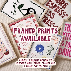 Op de afbeelding: Een verzameling ingelijste kunstdrukken met diverse ontwerpen en tekst. De prints tonen illustraties van kersen, koffiekopjes en croissants. De tekst "FRAMED PRINTS AVAILABLE" wordt weergegeven. De frames zijn licht eikenhout.