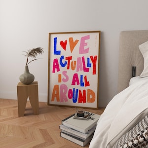 Love Actually is All Around (A2-formaat) Art Print poster, handgetekende print, trendy retro moderne slaapkamer print uit het midden van de eeuw, digitale download