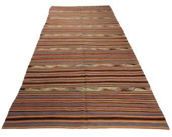 Rug & Kilimのグリーン、ゴールド、レッド、ブルーのトライバル幾何学