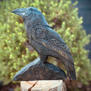 Estatua de cuervo Hugin tallada a mano en madera con altar totémico de madera hecho a mano