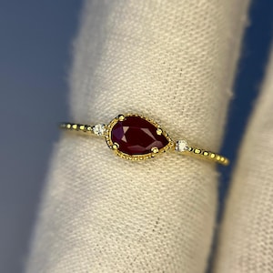 Birnenförmiger Ring mit natürlichem rotem Rubin, 14 Karat Massivgold, Geburtsstein Juli, zarter Verlobungsring