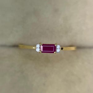 Anillo de compromiso con rubí natural talla baguette en oro amarillo de 14k, minimalista y delicado, estilo apilable.