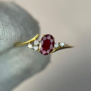 Ovaler Verlobungsring mit natürlichem rotem Rubin, 14 Karat Gelbgold, zarter offener Diamant-Versprechensring