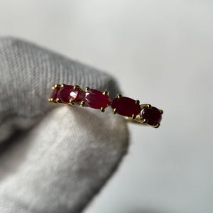 Fünf-Stein-Rubin-Ring, 14 Karat Gold, ovaler Naturstein-Stapelring, Braut- und Jahrestagsgeschenk