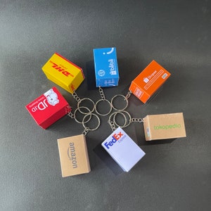 Llaveros en miniatura con caja de envío