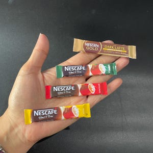 Collezione di souvenir di magneti da frigorifero in miniatura N*sc*f* Coffee