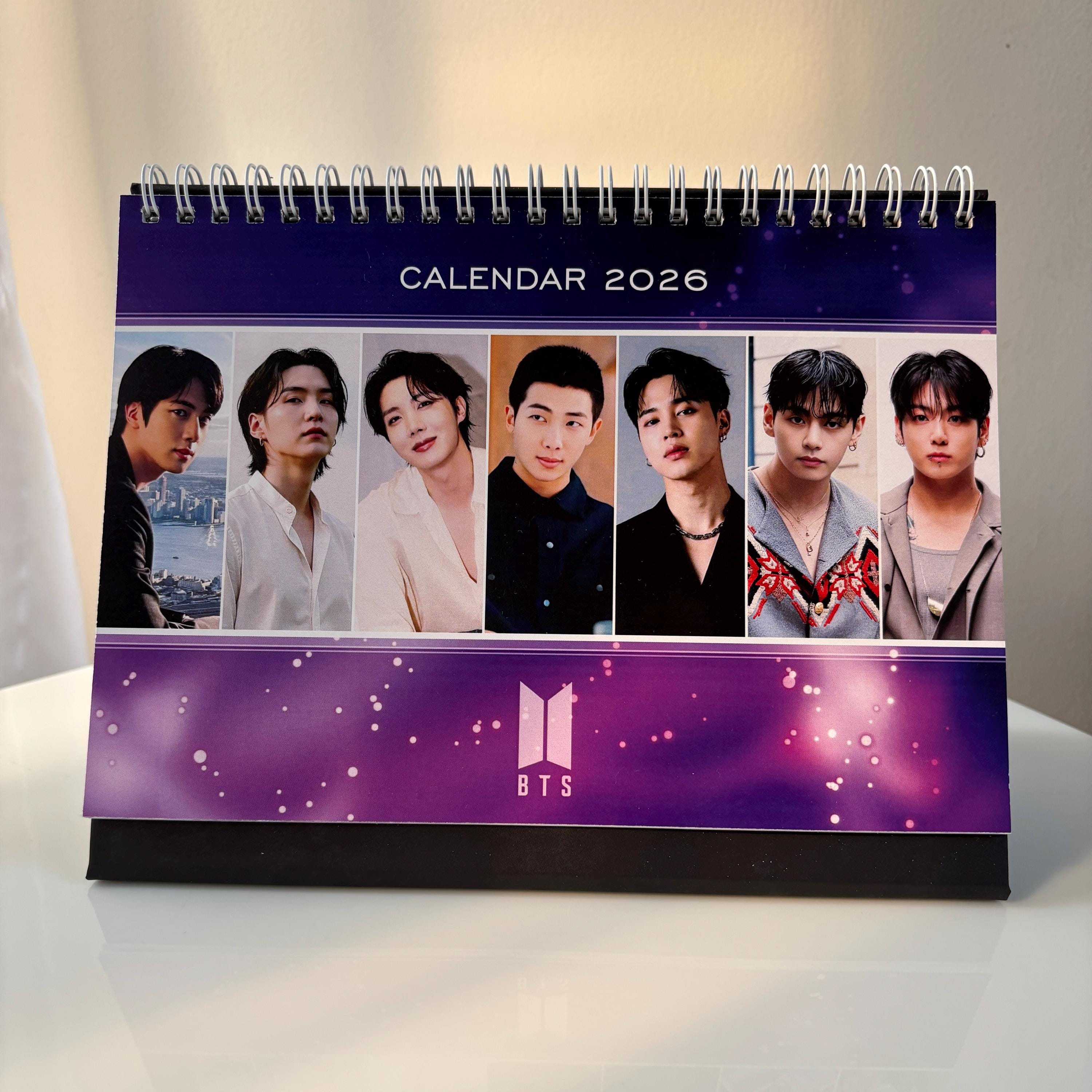 Calendario Da Scrivania 2026 BTS, 13x23 Cm, Con Fotocalendar Lampeggiante, Per Fan, Regalo Perfetto Per Compleanno O Natale