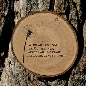 Wooden grave decorations, tree slices as memorials – natural mourning decorations
