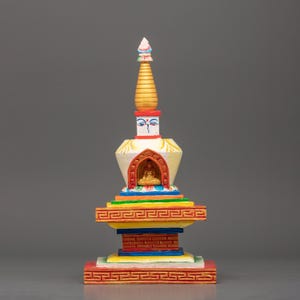 Stupa en bois peint à la main | Décoration de sanctuaire tibétain | Pièce bouddhiste colorée | Symbole sacré des Lumières | Parfait pour les espaces spirituels