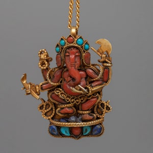 Colgante de coral rojo Ganesh / Regalo elegante de deidad / Muestra de devoción / Piedra tallada de Ganesh / Cuerpo de plata / Medallón para mujeres y hombres