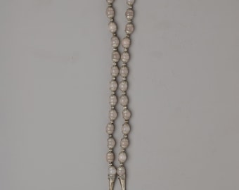 Collier médaillon tibétain en métal blanc | Conception complexe avec une signification spirituelle | élégance rencontre la tradition | Art accessoire spirituel