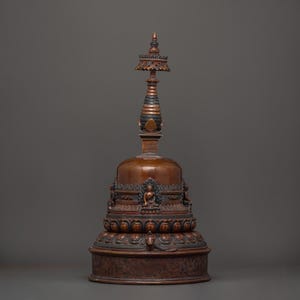 Stupa en cuivre oxydé | Sanctuaire bouddhiste tibétain fabriqué à la main | Symbole sacré d&#39;éveil, de protection et de puissance spirituelle pour l&#39;autel ou la maison
