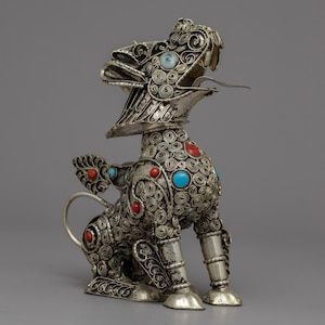 Lion Statue with Gem Decor | Desktop Display | Lion Sculpture Decoration Accessories Living Room Decor | Wild Lion Roaring Figurine Gifts